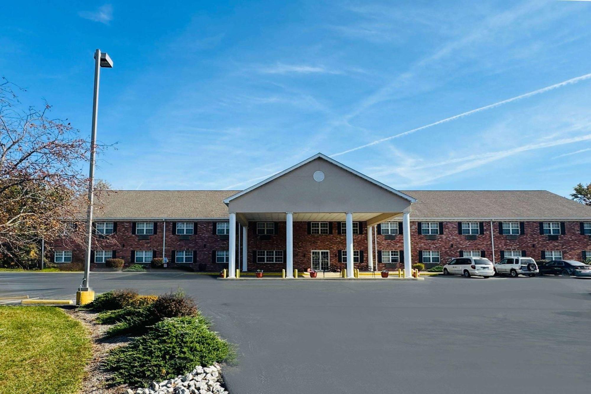Baymont By Wyndham Il Hotel